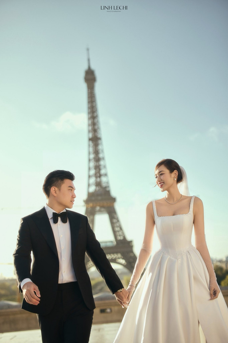 Đỗ Thị Hà khoác lên mình bộ váy cưới tinh tế, chú rể lịch lãm trong bộ suit nhưng điều nổi bật là ánh mắt, cử chỉ tình tứ của cả hai dành cho nhau. do-ha-1.jpg