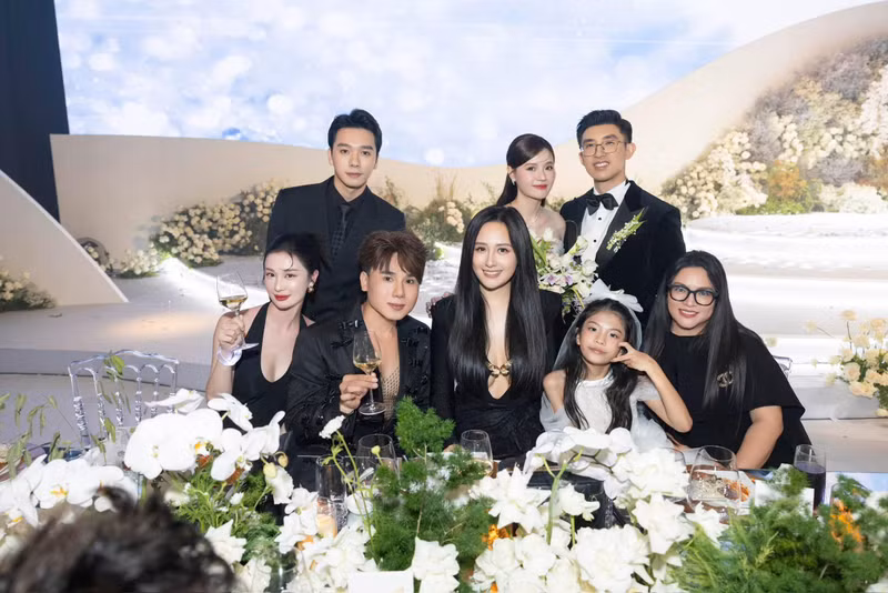 Mai Phương Thúy cùng nhiều sao Việt đã có màn 'quẩy tưng bừng' trong lễ cưới của Midu và doanh nhân Minh Đạt. mai phương thúy 3.jpg