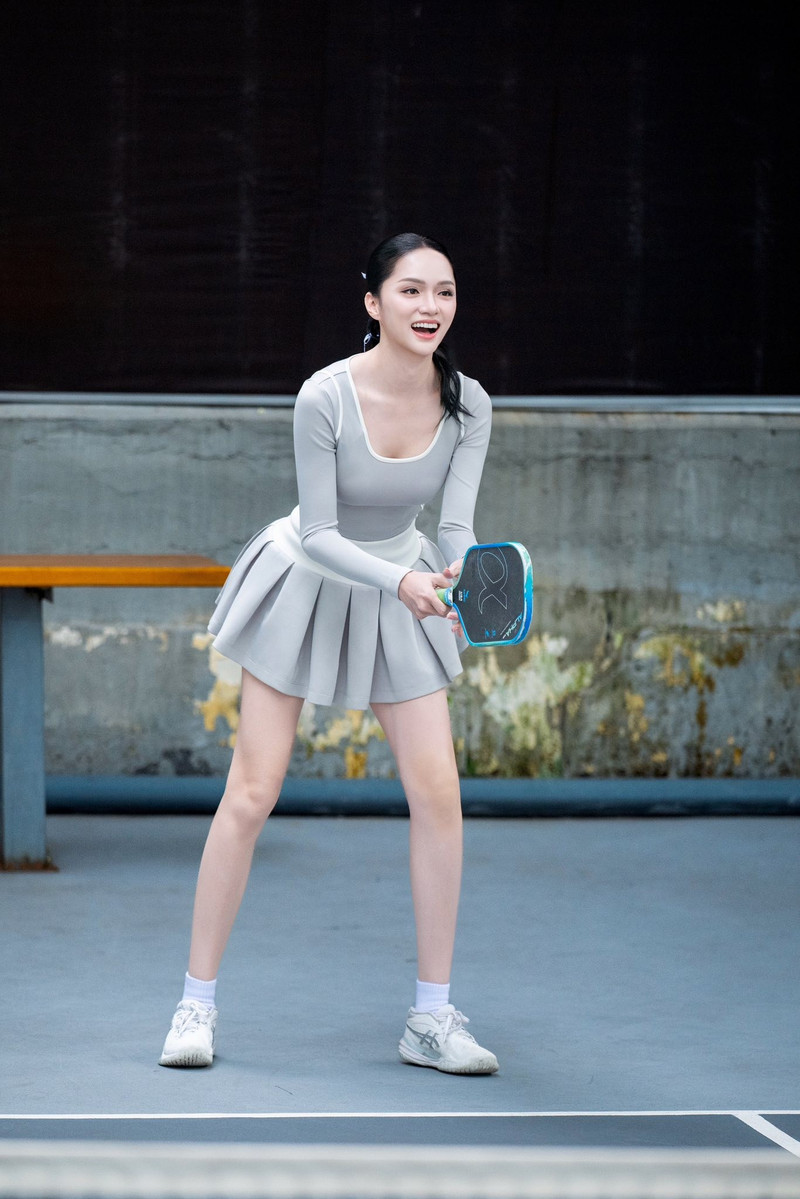 Không chỉ ghi điểm bởi sự nhiệt tình và tinh thần thể thao tích cực, Hương Giang còn khiến dân mạng chú ý bởi phong cách thời trang ra sân trẻ trung, cuốn hút. huong-giang-1.jpg