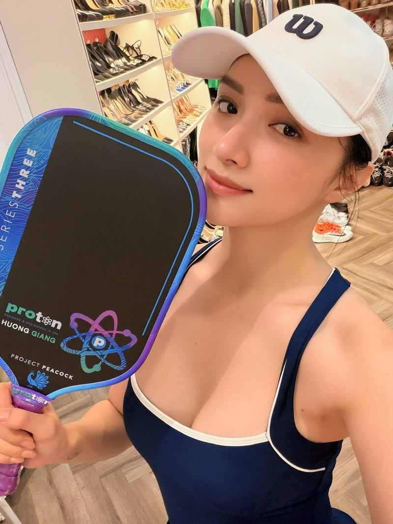 Pickleball đang dần trở thành xu hướng được đông đảo người yêu vận động lựa chọn. Đặc biệt, không chỉ thu hút giới trẻ, pickleball còn nhanh chóng “phủ sóng” trong cộng đồng người nổi tiếng. huong-giang-9.jpg