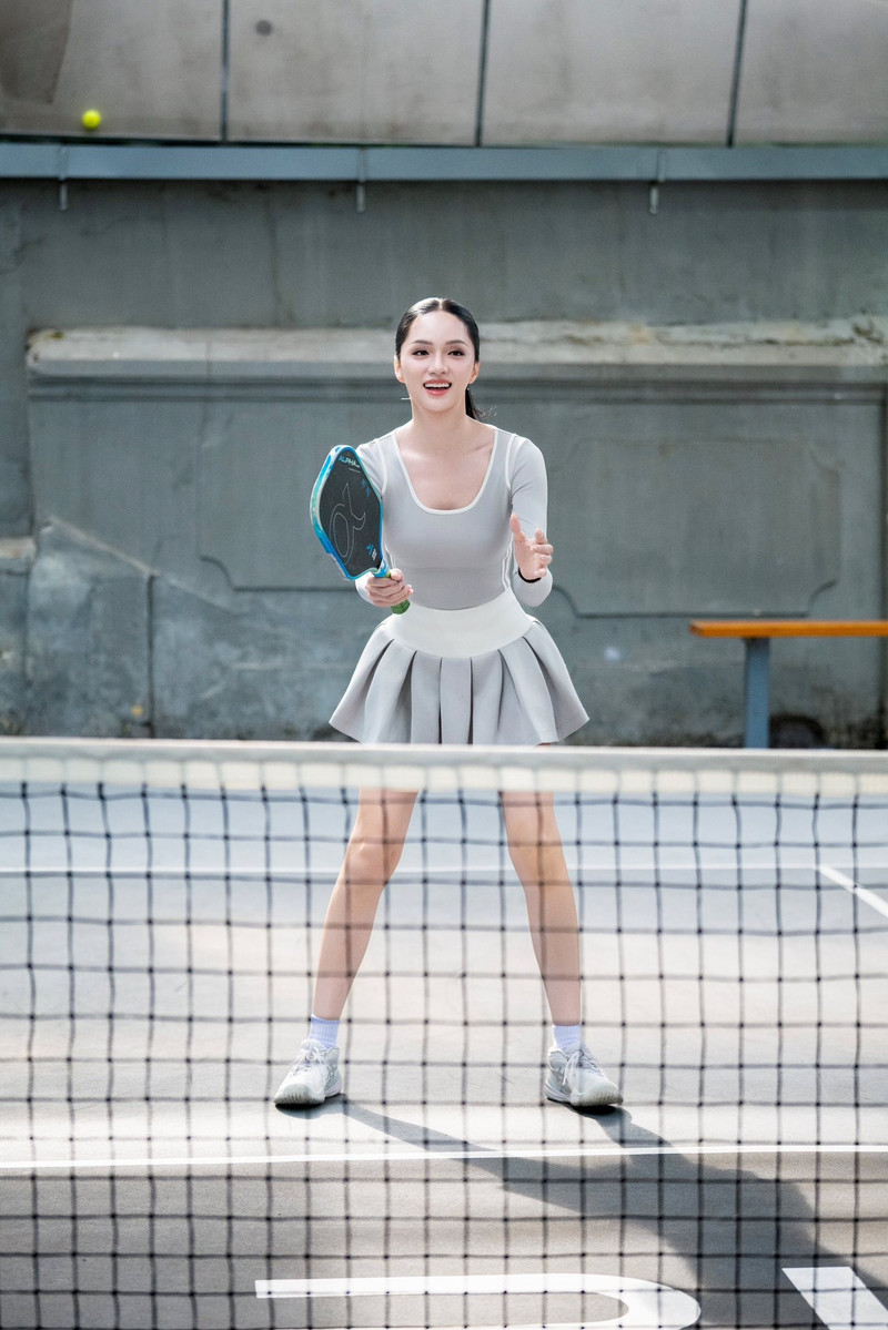 Nhiều khán giả bày tỏ sự bất ngờ trước hình ảnh năng động, khỏe khoắn nhưng vẫn không kém phần quyến rũ của nàng hậu khi thử sức với bộ môn thể thao đang “làm mưa làm gió” này. huong-giang-3.jpg