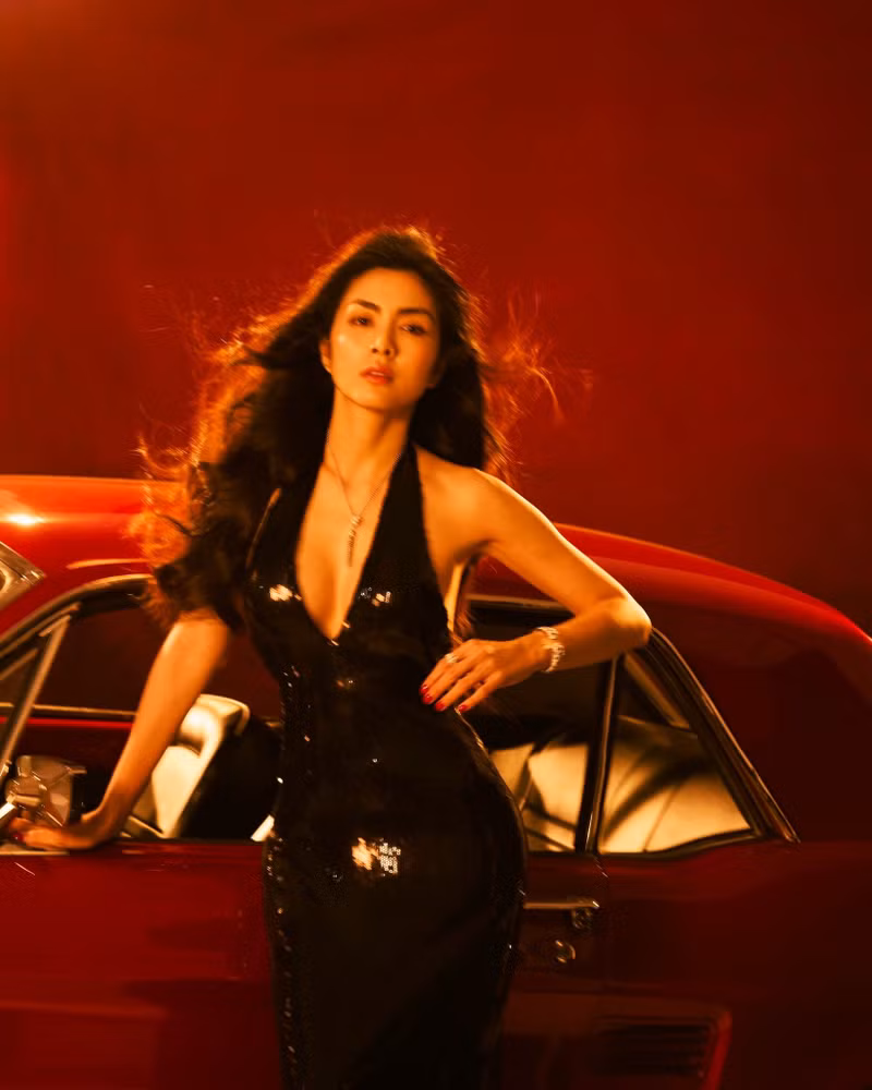 Điều khiến công chúng ngưỡng mộ hơn cả là việc cô vẫn giữ được vóc dáng thanh mảnh và làn da mịn màng sau ba lần sinh nở. tang-thanh-ha-1.jpg