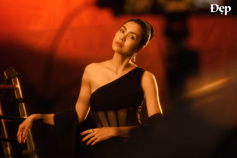 Việc cô lựa chọn hình ảnh có phần táo bạo hơn cho thấy bước chuyển đầy bất ngờ nhưng được khán giả đón nhận nồng nhiệt. tang-thanh-ha-12.jpg