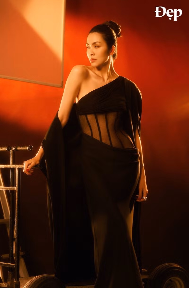 Trong loạt ảnh đăng tải trên trang cá nhân, bà mẹ 3 con diện thiết kế đầm đen lệch vai với điểm nhấn ở phần eo đầy tinh tế, khéo léo tôn lên vòng một gợi cảm và vóc dáng thon gọn đáng ngưỡng mộ. tang-thanh-ha-5.jpg