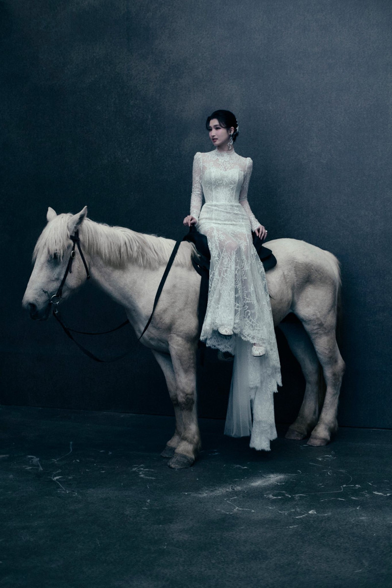 Đặc biệt, tại đám cưới của Á hậu Phương Nhi còn diễn ra hoạt động thi đấu thể thao. Đây được xem là điểm nhấn hiếm thấy, thậm chí lần đầu xuất hiện trong đám cưới của sao Việt. phuong-nhi-6.jpg