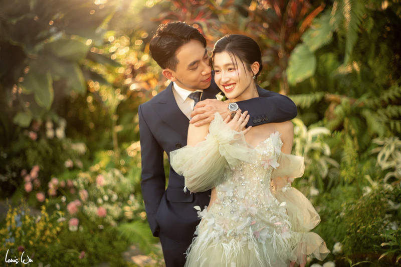 Cặp đôi không ngại trao nhau những khoảnh khắc tình tứ giữa không gian đẹp như vườn cổ tích. phuong-nhi-1.jpg