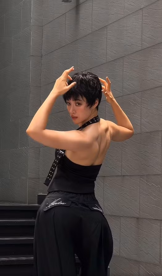 Sự thay đổi này của Angela Phương Trinh đã nhận được nhiều ý kiến trái chiều. Nhiều người bày tỏ sự ngưỡng mộ trước vóc dáng khỏe khoắn của cô, cho rằng đó là kết quả của sự nỗ lực và kiên trì. angela-phuong-trinh-6.jpg