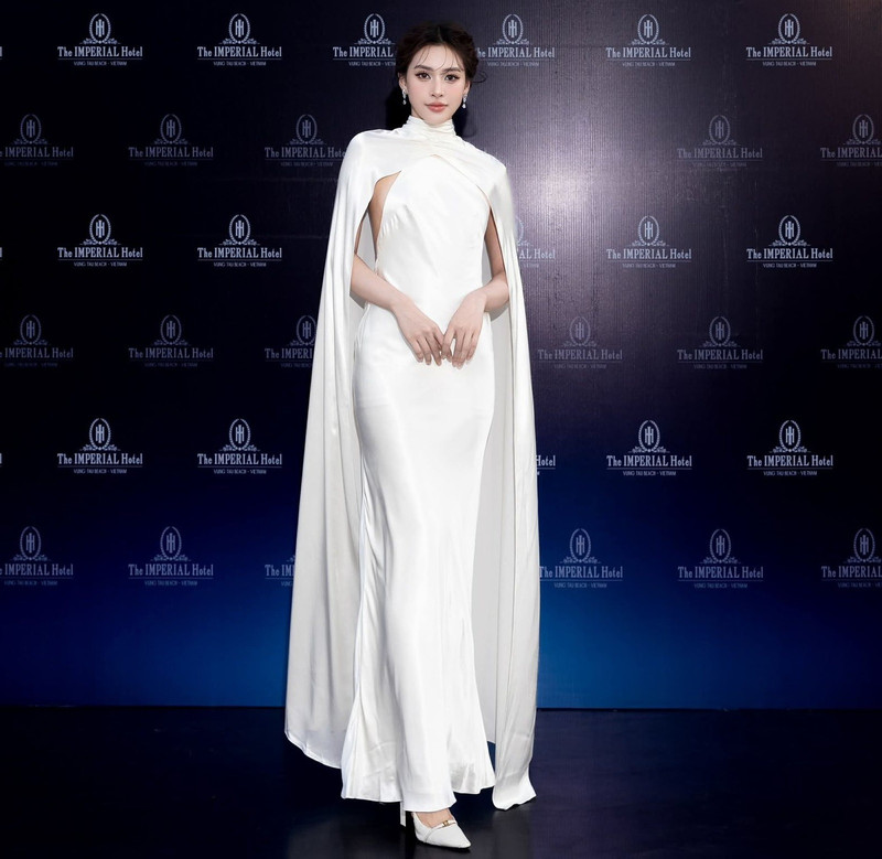 Dù không quá cầu kỳ hay phô trương, nàng hậu vẫn toát lên thần thái sang trọng, quyến rũ đúng chuẩn một hoa hậu thế hệ mới. tieu-vy-9.jpg