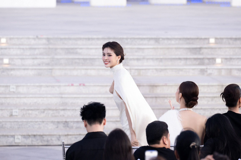 Loạt ảnh cận cảnh lần này một lần nữa khẳng định sức hút đặc biệt của Tiểu Vy. Không cần quá nhiều chiêu trò hay phô trương, chỉ với nhan sắc tự nhiên cùng thần thái cuốn hút, cô vẫn dễ dàng trở thành tâm điểm. tieu-vy-4.jpg