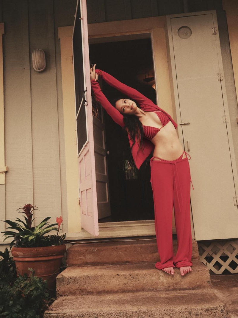 Jennie (BLACKPINK) một lần nữa khiến mạng xã hội “dậy sóng” khi chia sẻ loạt ảnh diện bikini do chính cô tham gia thiết kế trên trang Instagram cá nhân với gần 90 triệu người theo dõi. jennie-3.jpg