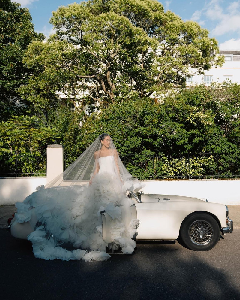 Không gian cổ kính châu Âu với ánh sáng mềm mại, những bức tường cổ và khung cảnh thiên nhiên hài hòa đã tạo nên phông nền hoàn hảo để cô và vị hôn phu lưu lại khoảnh khắc tình yêu đầy thi vị. tien-nguyen-6.jpg