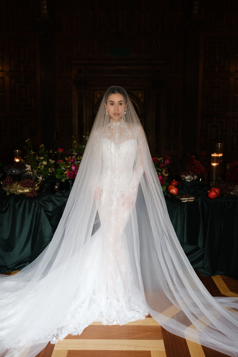 Trong những hình ảnh được chia sẻ, Tiên Nguyễn xuất hiện với nhiều bộ váy cưới khác nhau, từ thiết kế cổ điển tới hiện đại, tất cả đều toát lên vẻ sang trọng, tinh tế và cuốn hút. tien-nguyen-10.png