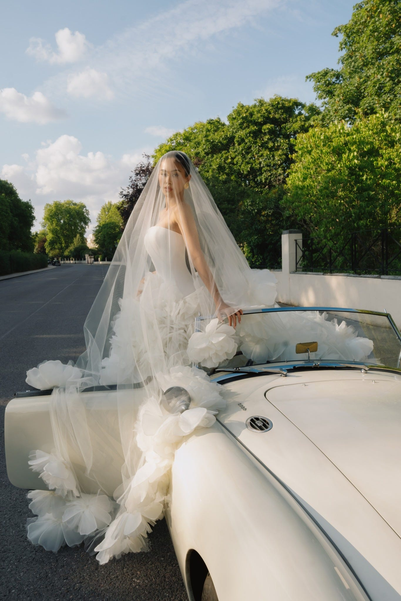 Ái nữ của “vua hàng hiệu” Johnathan Hạnh Nguyễn – Tiên Nguyễn mới đây đã làm dậy sóng cộng đồng mạng khi chính thức hé lộ bộ ảnh cưới vô cùng lộng lẫy được thực hiện tại châu Âu. tien-nguyen-11.png