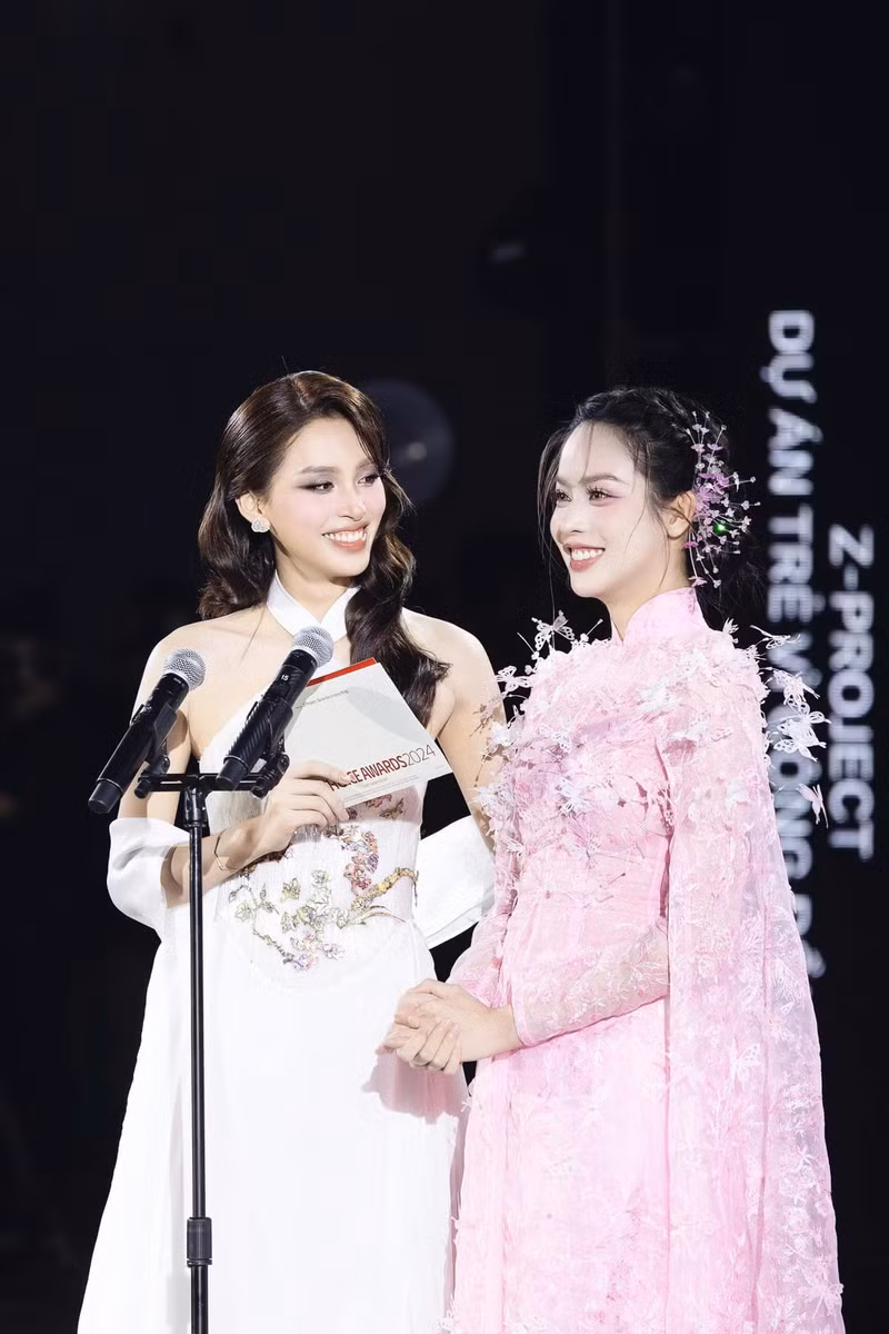 Do đó, mỗi lần “đọ sắc” giữa hai người đẹp này đều khiến người xem có phần khó phân định hai sắc nước hương trời hơn người còn lại. thanh-thuy-2.jpg