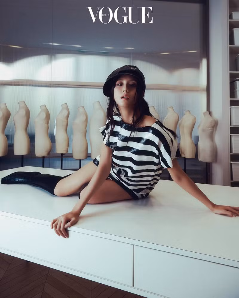 Nữ ca sĩ đã củng cố vị thế của mình như một trong những nhân vật hàng đầu trong ngành công nghiệp K-pop cũng như ngành công nghiệp thời trang. jisoo-4.png