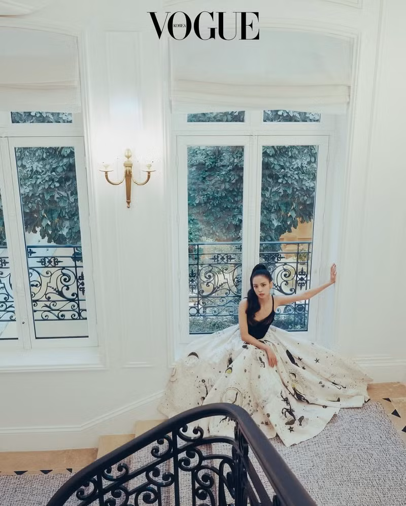 Trong bộ ảnh mới nhất, Jisoo toát lên vẻ quyến rũ vương giả đồng thời phản ánh sự vượt thời gian của Dior. jisoo-6.png