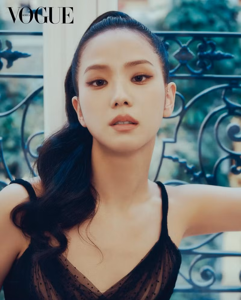 Là đại sứ toàn cầu của Dior, Jisoo nắm bắt được bản chất hình ảnh của thương hiệu bằng hình ảnh tinh tế và thanh lịch của mình. jisoo-3.png