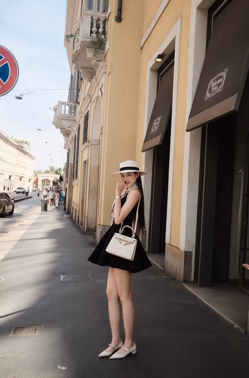 Trên trang cá nhân, nàng hậu liên tục cập nhật những khoảnh khắc thư giãn, tận hưởng cuộc sống trong khung cảnh sang trọng và lãng mạn. do-thi-ha-2.jpg