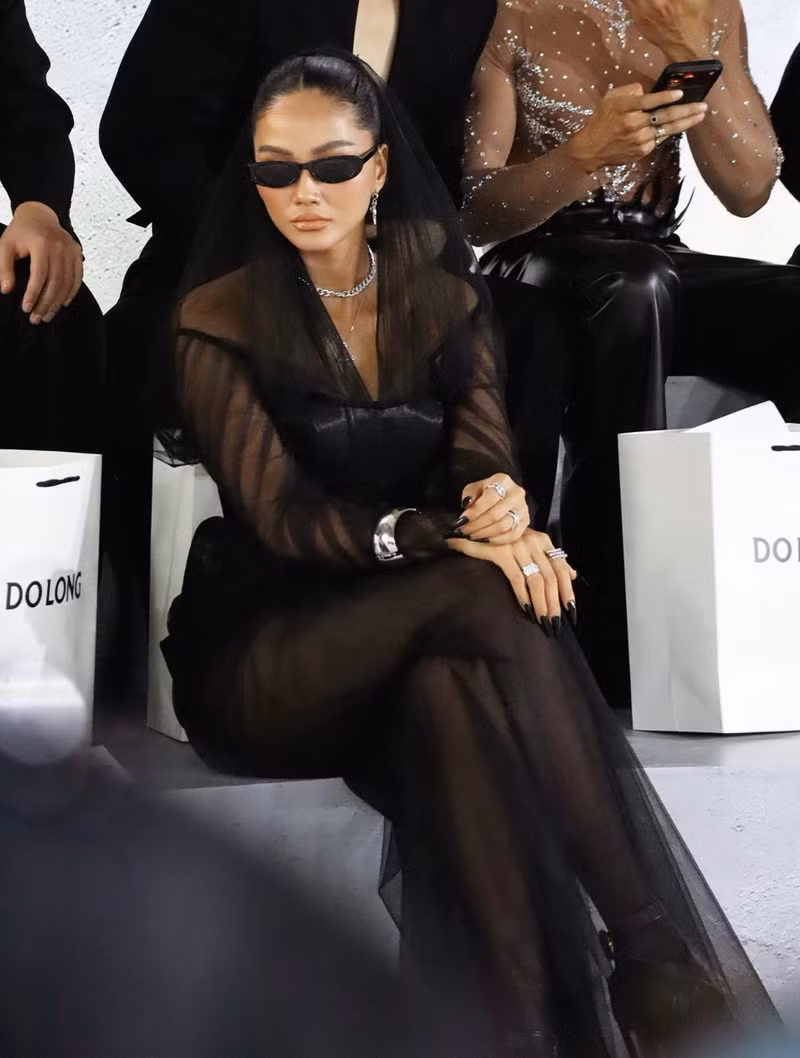 Điều khiến khán giả không khỏi trầm trồ là vóc dáng săn chắc, gọn gàng của H’Hen Niê chỉ sau chưa đầy ba tháng sinh con. hhen-nie-1.jpg