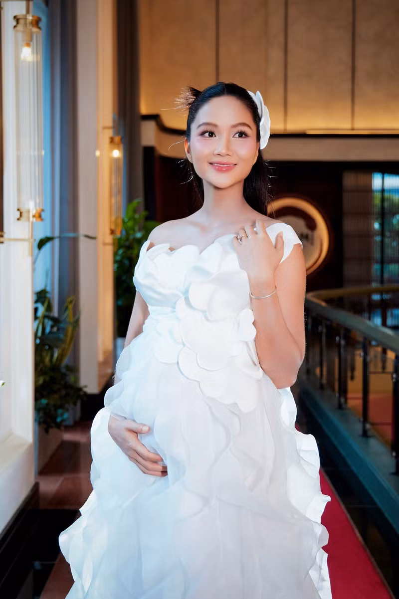 H'Hen Niê tự sự: “Bạn Hen nói với Hen rằng "Dù cá tính đến đâu nhưng khi vào giai đoạn làm mẹ sẽ có một chút rất thắm và dịu lại so với cá tính bình thường, ai mà theo dõi sẽ phát hiện ra ngay". hhen-nie-4.jpg