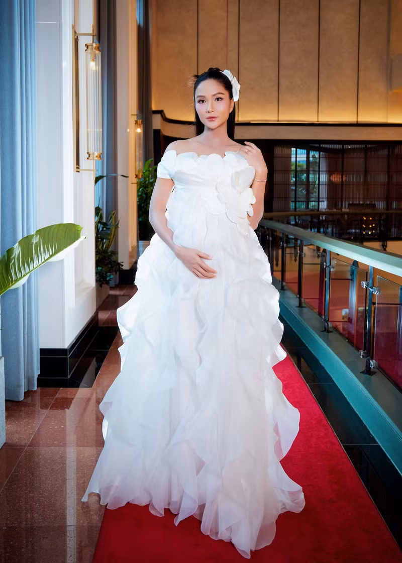 Nhiều người không giấu được sự xúc động khi chứng kiến hành trình “đặc biệt” này của cô gái từng gây tiếng vang lớn khi xuất sắc đăng quang Hoa hậu Hoàn vũ Việt Nam 2017 và lọt Top 5 Miss Universe 2018. hhen-nie-8.jpg