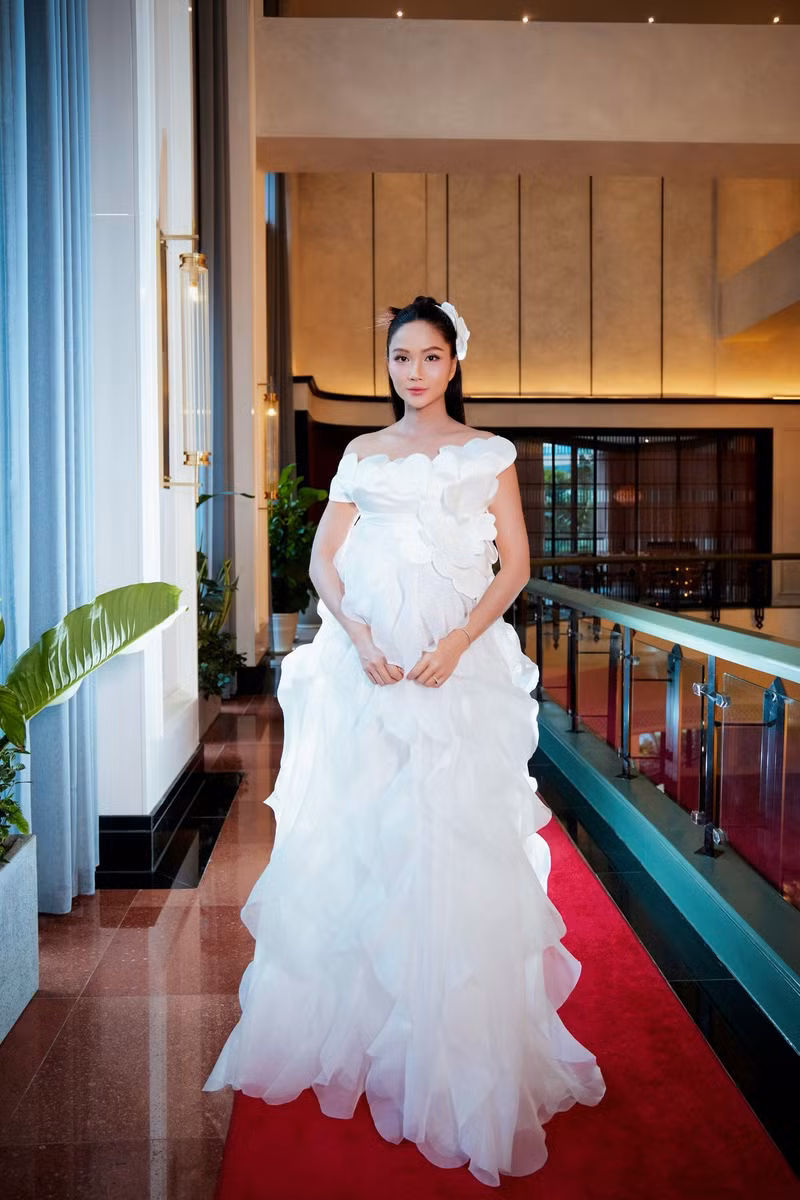 Nếu trước đây, công chúng quen thuộc với hình ảnh H'Hen mạnh mẽ, bứt phá khỏi mọi khuôn khổ, thì giờ đây cô lại khiến người ta rung động bởi vẻ mềm mại, an nhiên của một người phụ nữ chuẩn bị được làm mẹ. hhen-nie-6.jpg