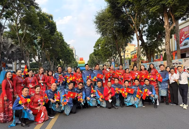 Đặc biệt, trong khối diễu hành còn có sự xuất hiện của các văn - nghệ sĩ như: Hoa hậu Thanh Thủy, Tiểu Vy, H’Hen Niê, diễn viên Ninh Dương Lan Ngọc cùng nhiều các gương mặt nổi tiếng khác. dieu-hanh-14.jpg