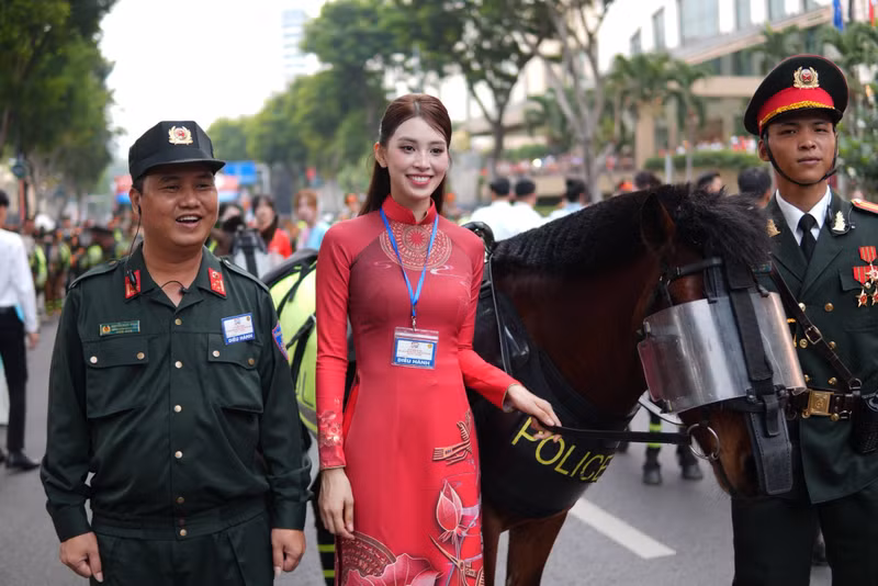 Hoa hậu Tiểu Vy bày tỏ niềm vinh dự khi được góp mặt trong lễ vô cùng trọng đại của dân tộc. dieu-hanh-8.jpg