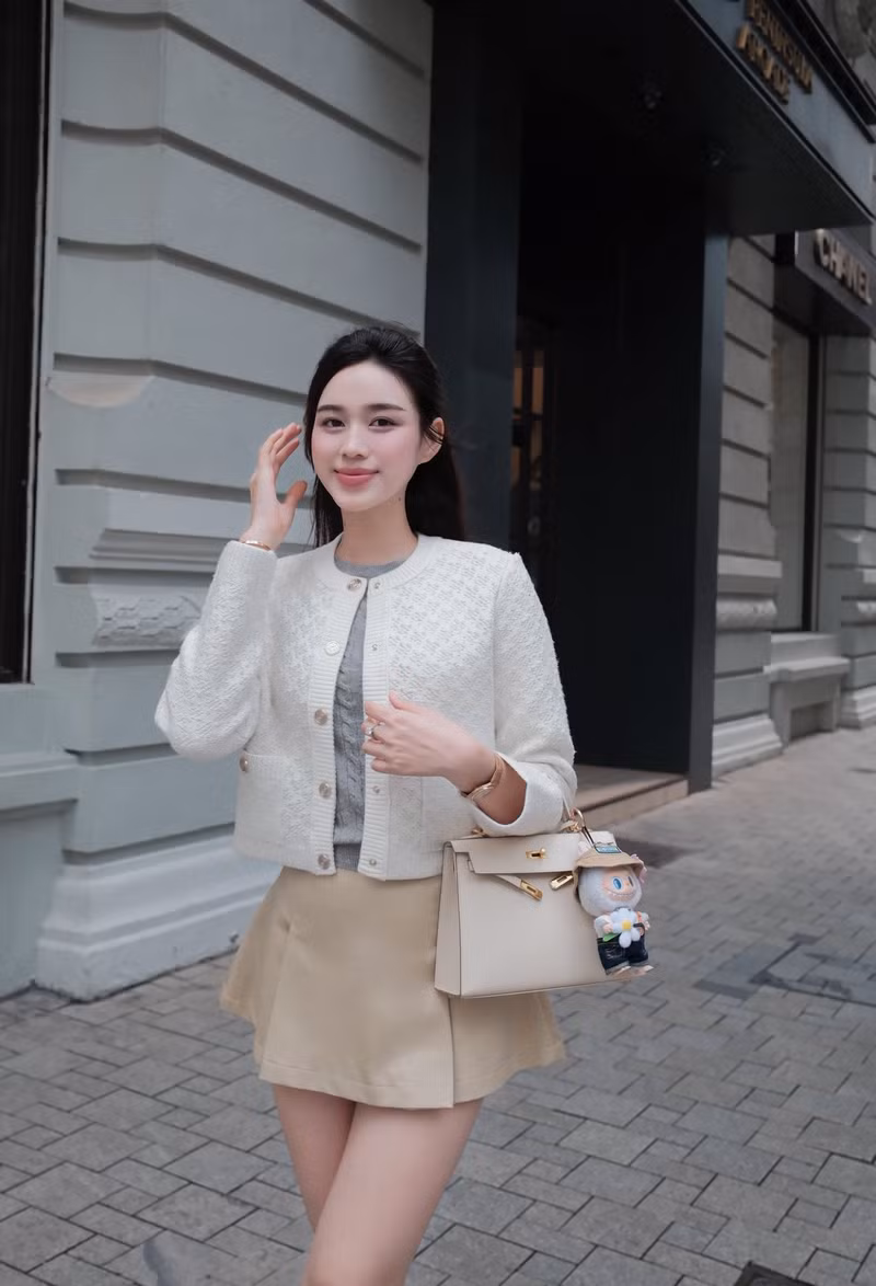 Đáng chú ý, chiếc túi xách Hermes – một trong những biểu tượng đắt đỏ và quyền lực trong giới thời trang được nhiều chị em ao ước thường xuyên đồng hành cùng Đỗ Thị Hà trong các chuyến đi gần đây. do-thi-ha-15.jpg