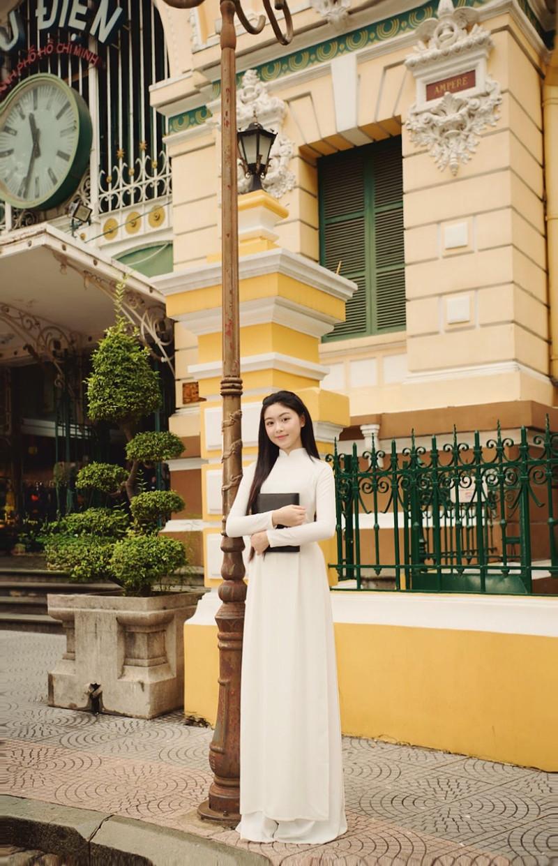 Trong bộ ảnh, Lọ Lem diện tà áo dài trắng đơn giản nhưng toát lên sự tinh tế. Mái tóc dài suôn nhẹ, gương mặt thanh tú cùng nụ cười nhẹ nhàng khiến cô được khen ngợi như “nàng thơ tuổi học trò”. lo-lem-4.jpg