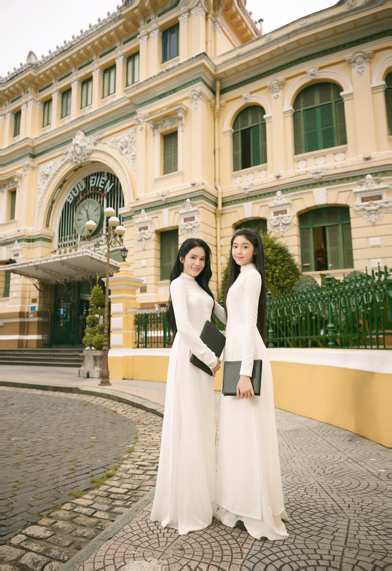 Sự xuất hiện của doanh nhân Dạ Thảo bên cạnh con gái trong cùng bộ áo dài càng khẳng định ý nghĩa của gia đình: chuẩn mực, gần gũi và trân trọng giá trị truyền thống. lo-lem-8.jpg