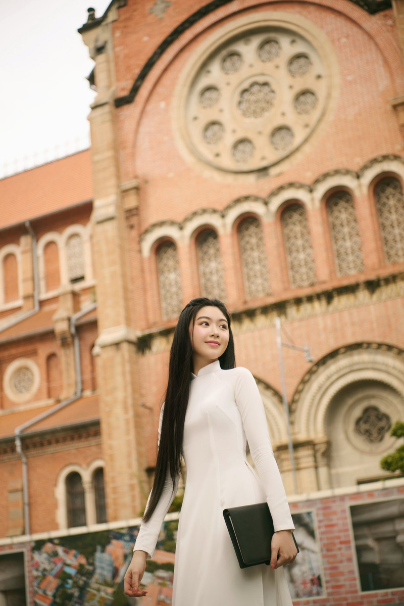 Lần xuất hiện này cũng không ngoại lệ, cô nàng tiếp tục gây ấn tượng mạnh với nét đẹp dịu dàng, thanh thoát. lo-lem-3.jpg