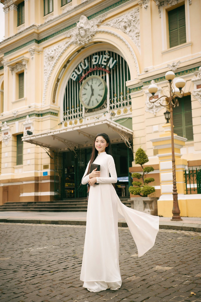 Vốn được biết đến với vẻ đẹp trong trẻo, thuần khiết, mỗi lần xuất hiện của Lọ Lem đều nhanh chóng thu hút sự quan tâm của cộng đồng mạng. lo-lem.jpg