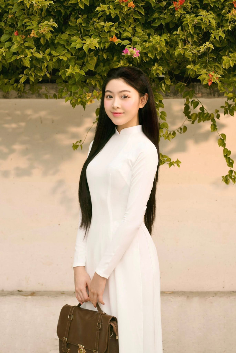 Trên trang cá nhân, Lọ Lem – con gái lớn của MC Quyền Linh đã chia sẻ loạt ảnh mới đầy tinh khôi trong tà áo dài trắng truyền thống. lo-lem-1.jpg