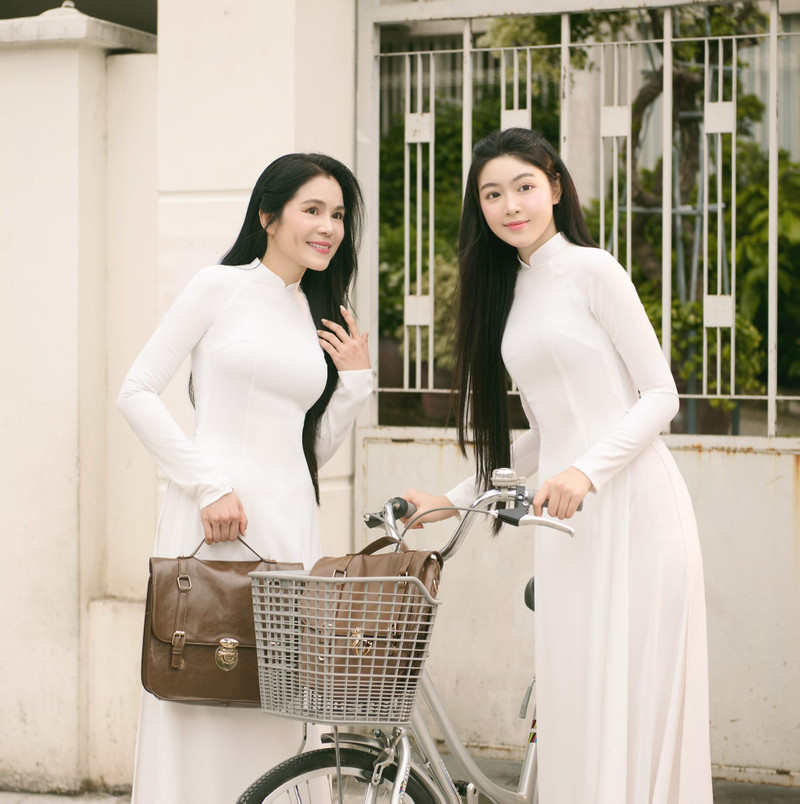 Điểm đặc biệt trong loạt ảnh lần này là sự xuất hiện của mẹ cô – doanh nhân Dạ Thảo. Cả hai mẹ con cùng diện áo dài trắng tinh khôi, đứng cạnh nhau giữa không gian nhẹ nhàng, tạo nên khung hình đầy cảm xúc. lo-lem-5.jpg