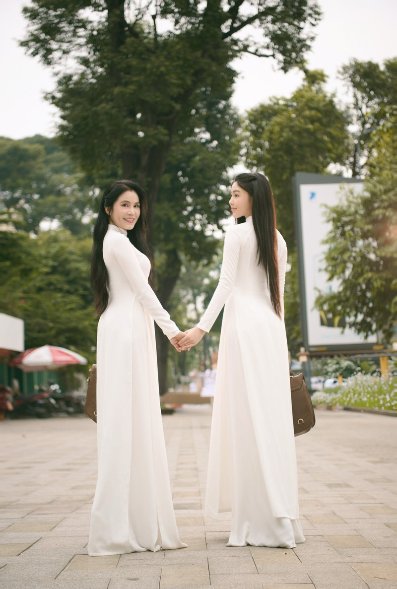 Khoảnh khắc hai mẹ con cùng mỉm cười, cùng diện trang phục truyền thống khiến nhiều người không khỏi trầm trồ khen ngợi. lo-lem-7.jpg