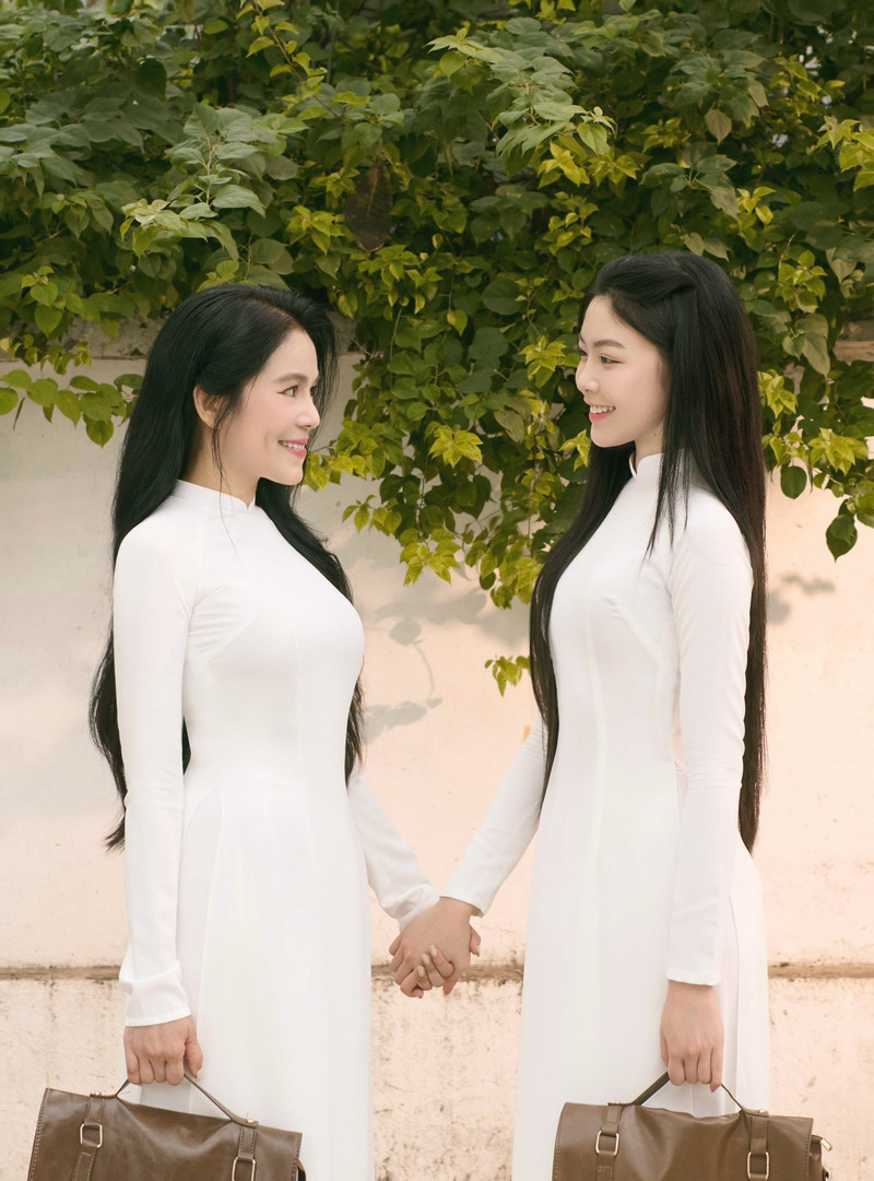 Nhiều người hâm mộ nhận xét rằng Lọ Lem thừa hưởng nhiều nét đẹp từ mẹ, đặc biệt là sự mềm mại và thanh lịch. lo-lem-6.jpg