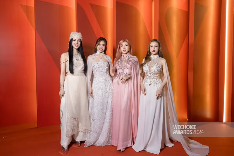 Dàn chị đẹp Diệp Lâm Anh, Lan Ngọc, Trang Pháp, Huyền Baby cũng vô cùng lộng lẫy tron trang phục áo dài. ao-dai-010.jpg