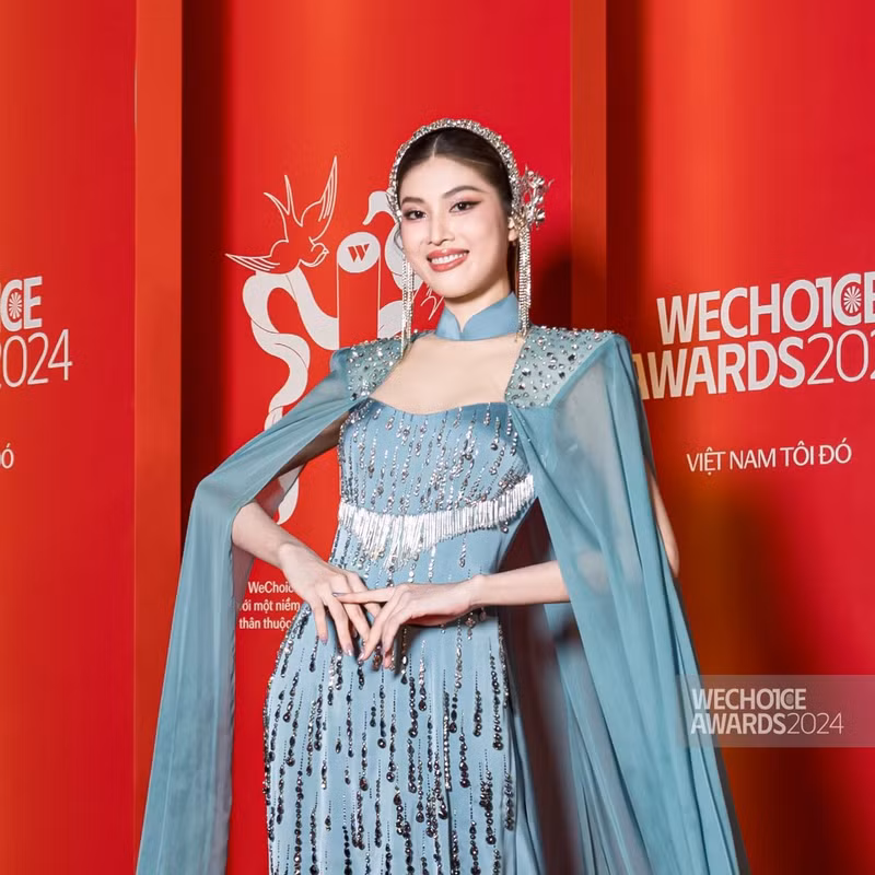 Á hậu Nguyễn Lê Ngọc Thảo diện áo dài màu xanh ngọc bích được đính kết cầu kì với điểm nhấn ở phần tà áo xẻ cao. ao-dai-9.jpg