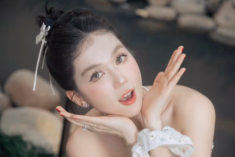 Ngọc Trinh biến hình làm “nàng thơ” trong bộ ảnh thời trang mới. Cô hóa thân thành tiểu thư ngọt ngào, xinh đẹp. ngoc-trinh-7-9874.jpg