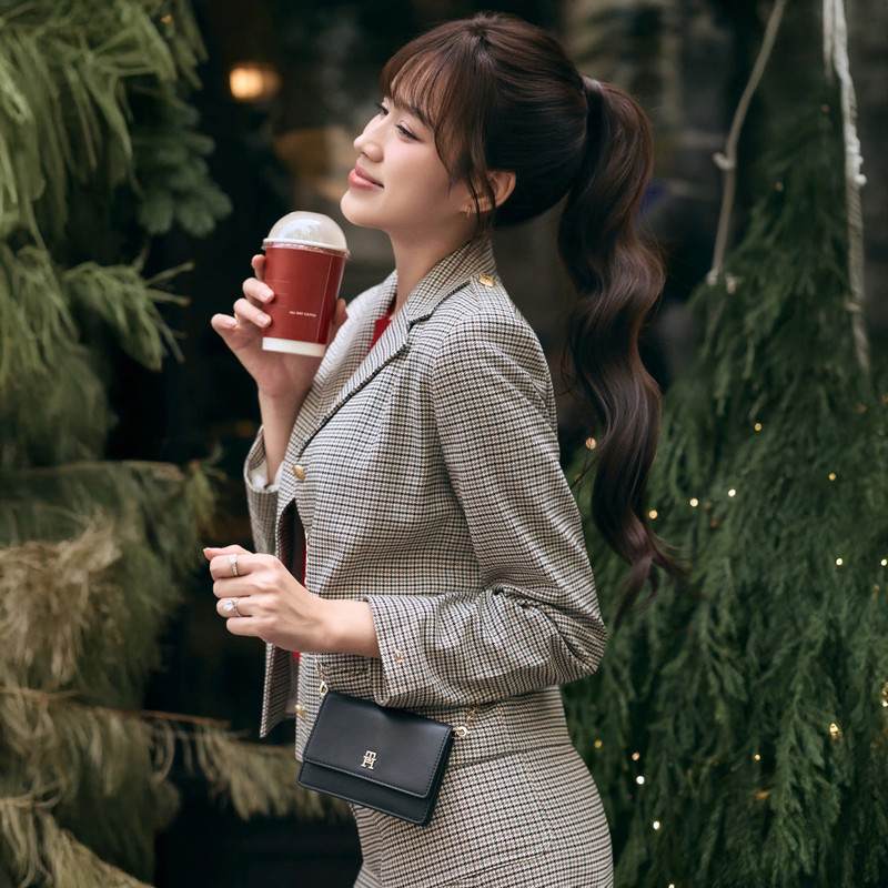 Nàng hậu lựa chọn kiểu tóc mái lưa thưa, nhẹ nhàng ôm lấy gương mặt, giúp tổng thể diện mạo trở nên trẻ trung và năng động hơn. do-thi-ha-6.jpg