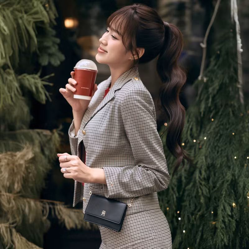 Nàng hậu lựa chọn kiểu tóc mái lưa thưa, nhẹ nhàng ôm lấy gương mặt, giúp tổng thể diện mạo trở nên trẻ trung và năng động hơn. do-thi-ha-6.jpg