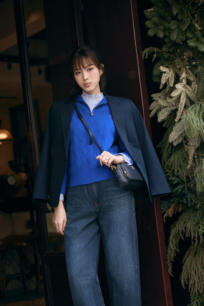 Xuất hiện với kiểu tóc mới, nàng hậu được nhận xét là trông “hack tuổi” đáng kể. Gương mặt vốn đã xinh đẹp, thanh tú nay càng thêm phần tươi tắn, gần gũi. do-thi-ha-1.jpg