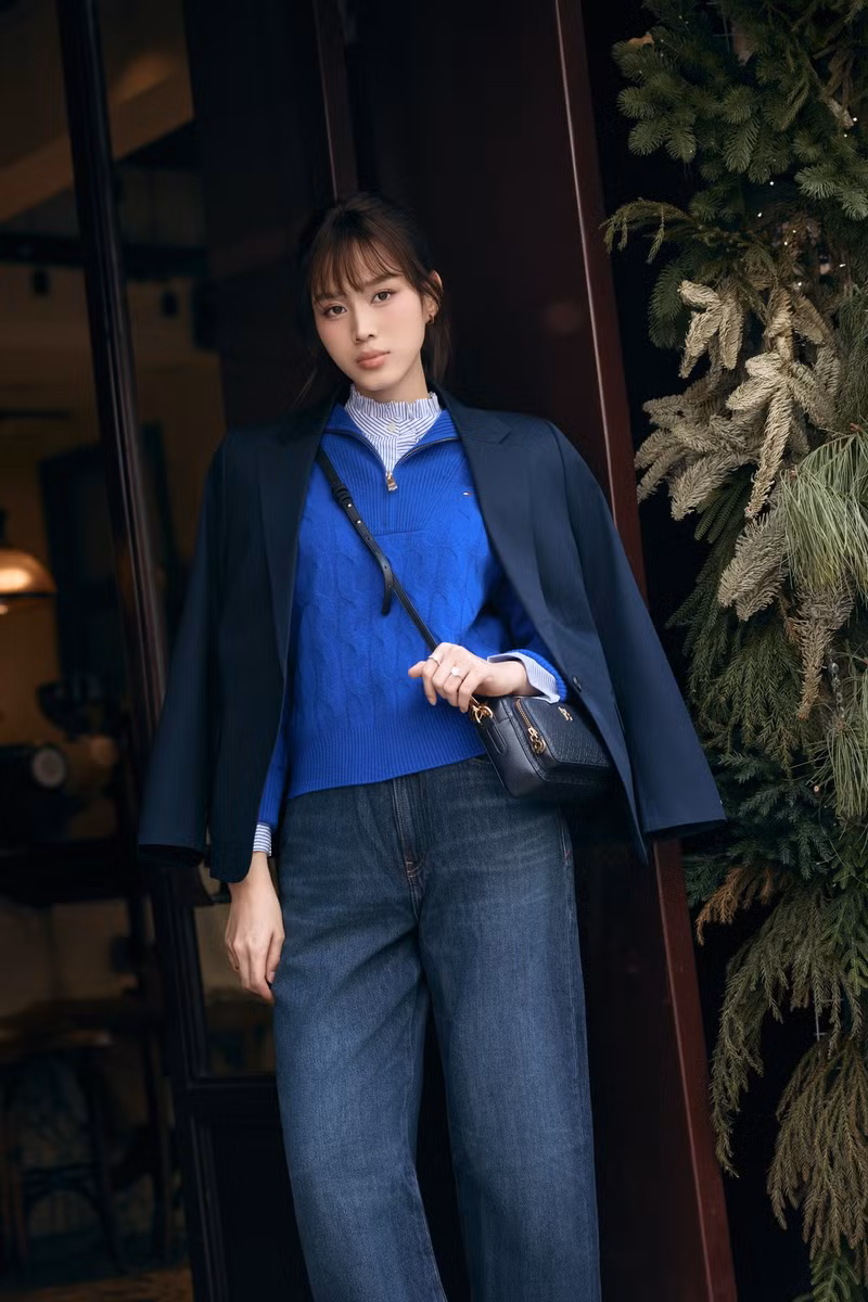 Xuất hiện với kiểu tóc mới, nàng hậu được nhận xét là trông “hack tuổi” đáng kể. Gương mặt vốn đã xinh đẹp, thanh tú nay càng thêm phần tươi tắn, gần gũi. do-thi-ha-1.jpg