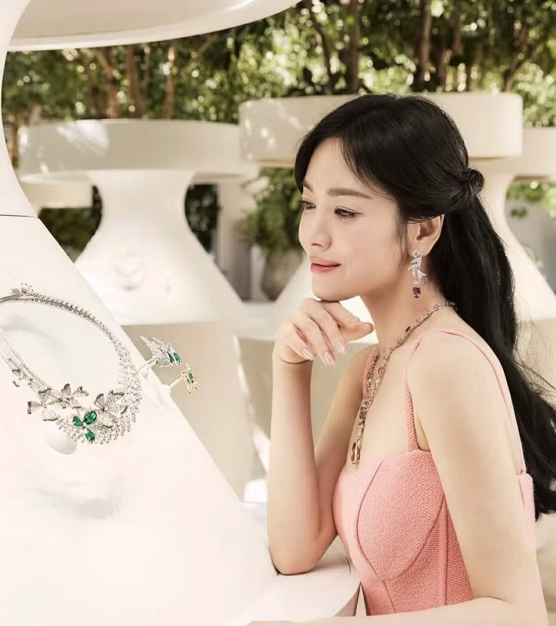 Không ít người nhận xét, Song Hye Kyo sở hữu vẻ đẹp "bất chấp thời gian", dù đã ở độ tuổi U50 nhưng cô vẫn giữ được làn da căng mịn, đường nét khuôn mặt hài hòa từng làm say lòng bao thế hệ người xem. song-hye-kyo-9.jpg