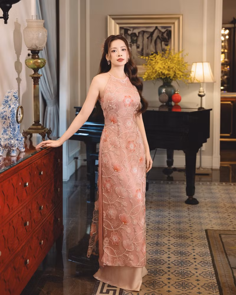 Cách cô kết hợp phụ kiện như khuyên tai hay kiểu tóc búi thấp nhẹ nhàng càng làm tăng thêm vẻ thanh lịch, hiện đại. chi-pu-4.jpg