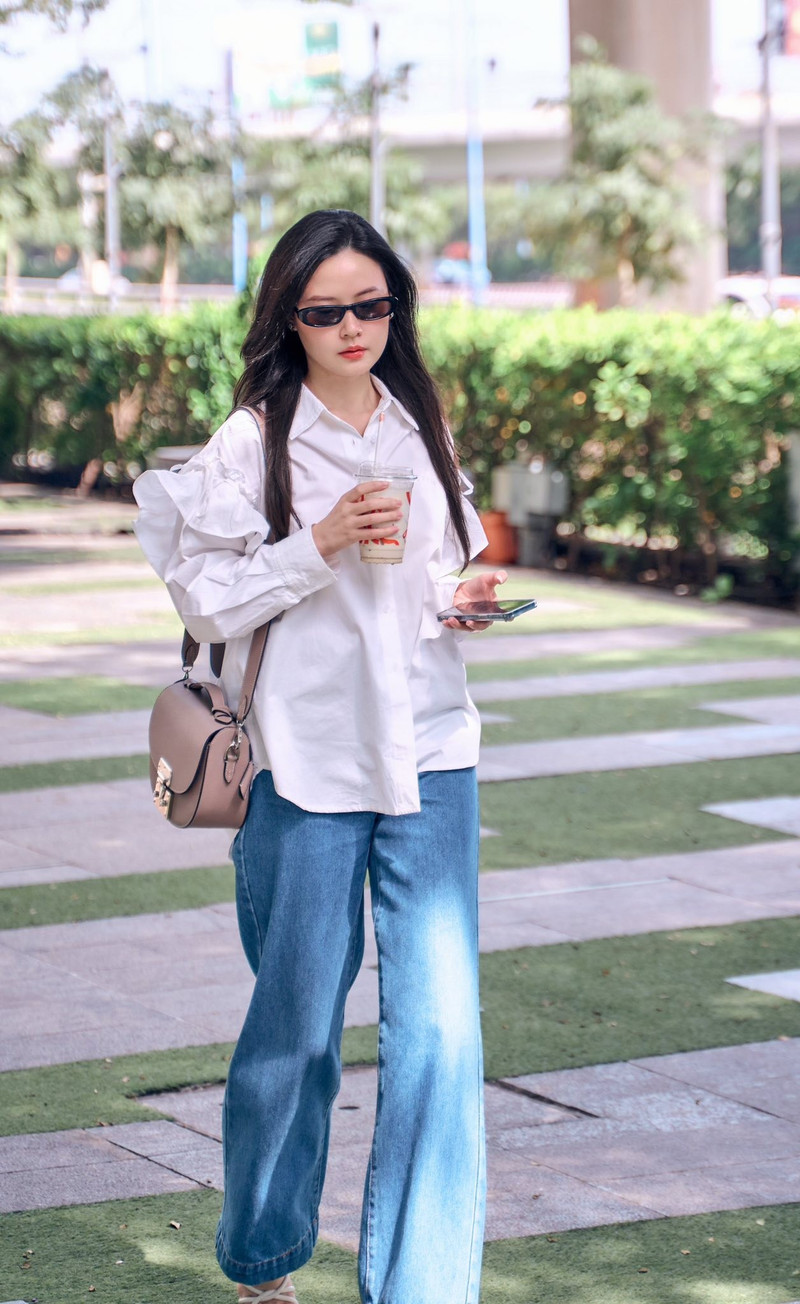 Set đồ tưởng như bình thường nhưng khi được Midu phối hợp một cách khéo léo lại trở nên hài hòa, hiện đại và cực kỳ "ăn hình". midu-2.jpg