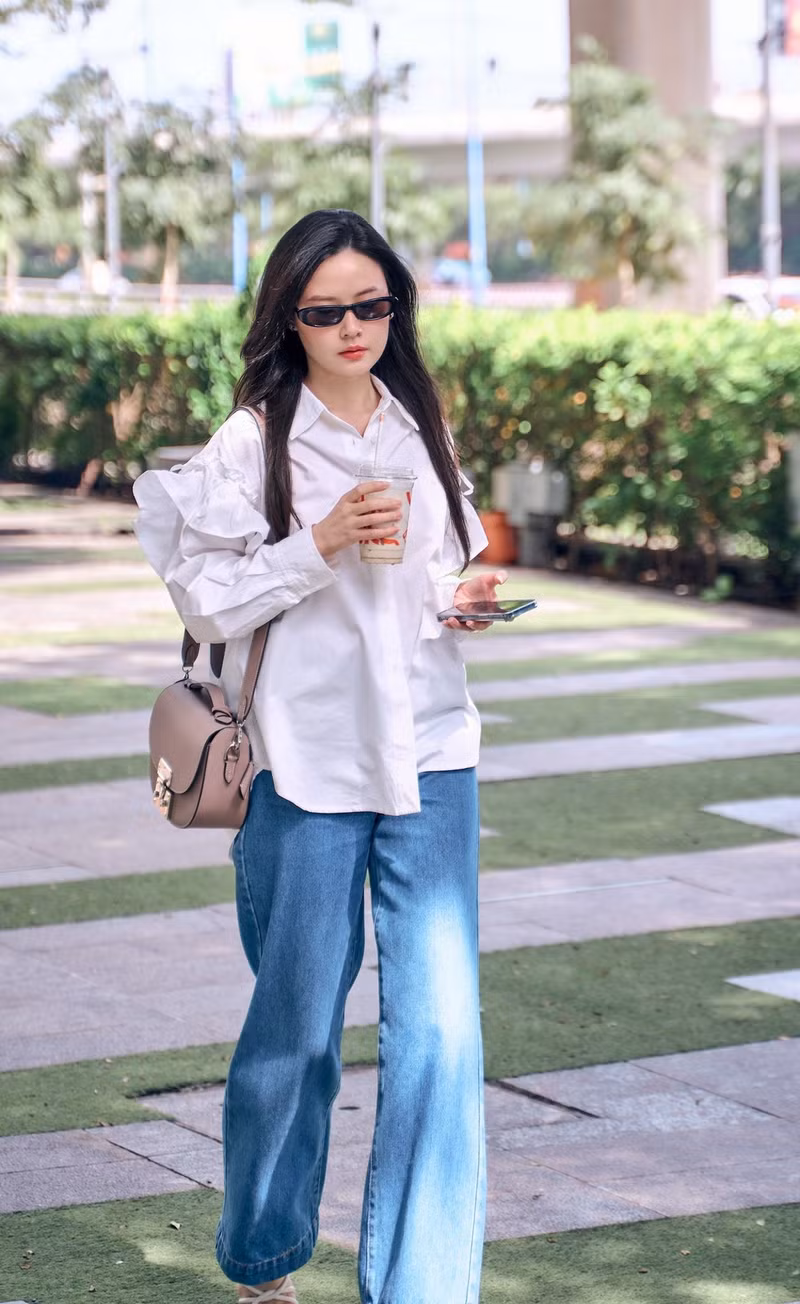 Màu sắc cũng là yếu tố quan trọng trong phong cách của nữ diễn viên. Cô thường chọn các gam màu sáng như trắng, be, pastel hoặc những tông màu nhẹ nhàng như xanh baby, hồng phấn. midu-8.jpg