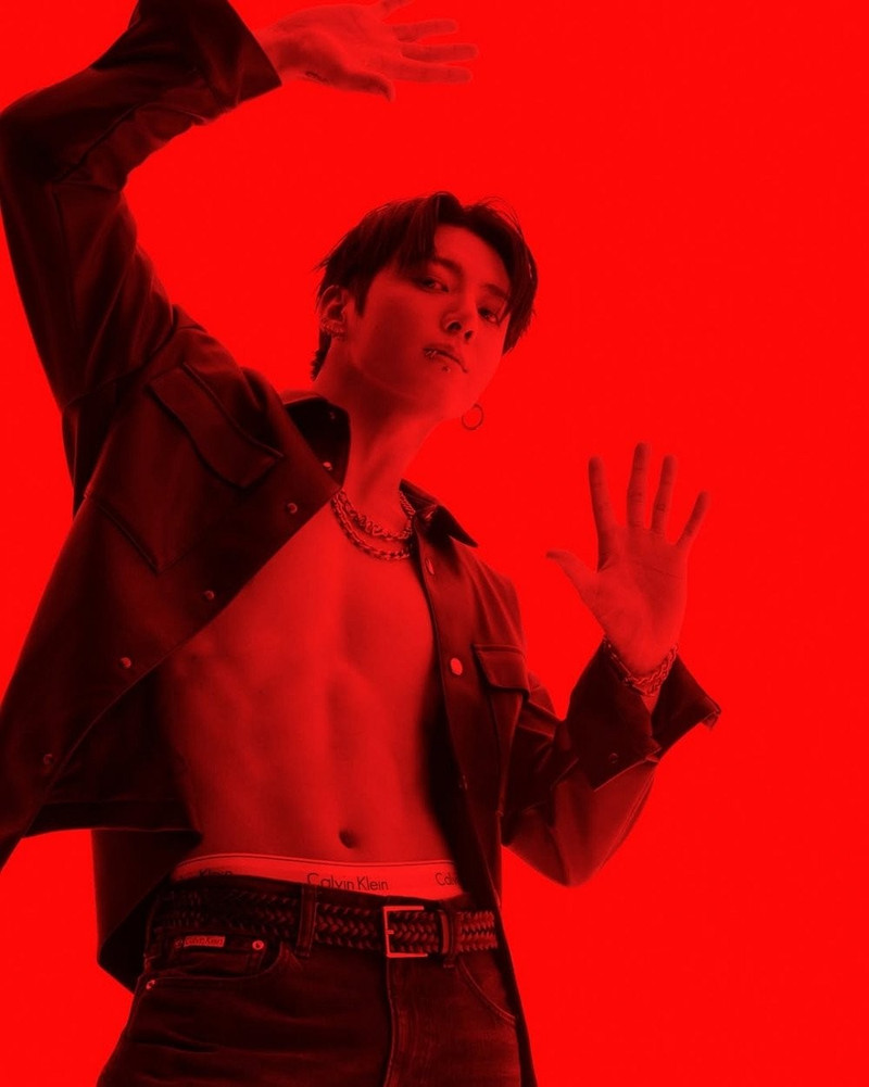 Chiến dịch này nhấn mạnh vào phong cách hiện đại, gợi cảm với tông màu đơn sắc và độ tương phản sắc nét. jungkook-2.jpg