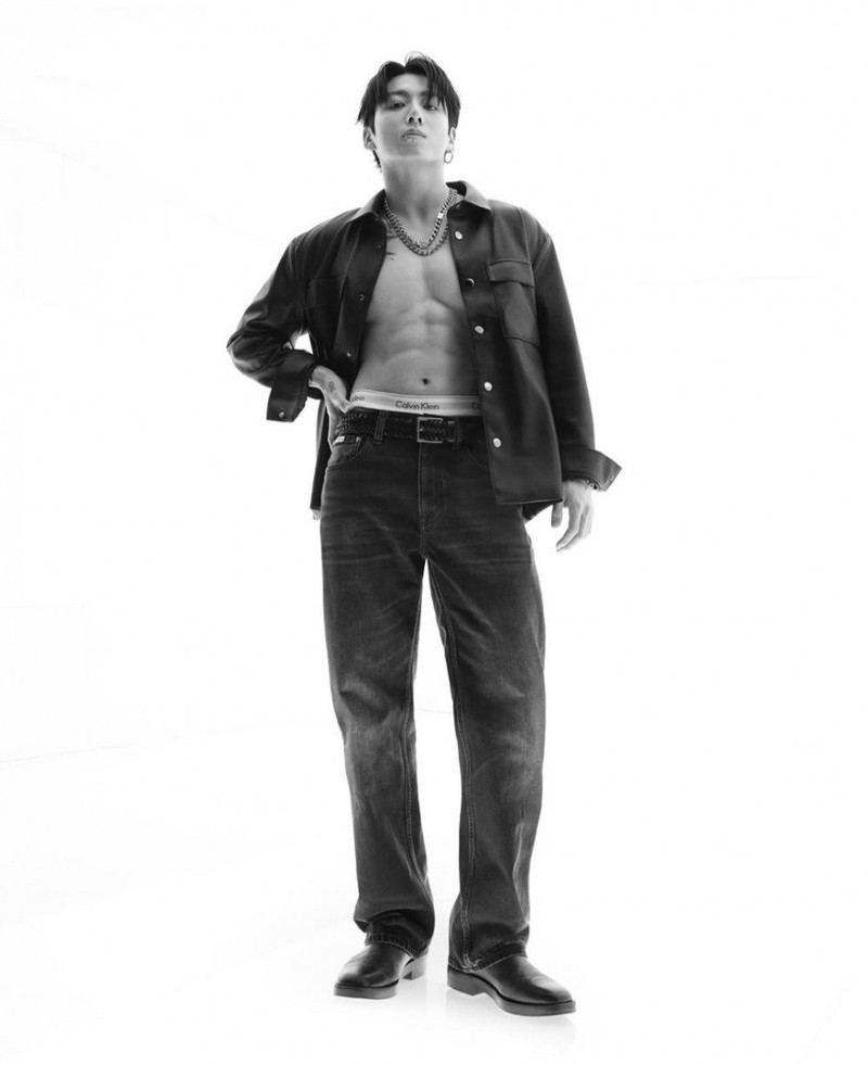 Trong ảnh, Jungkook toát lên vẻ tự tin khi diện trên mình bộ đồ denim cổ điển và bộ sưu tập đồ lót tối giản của thương hiệu. jungkook-4.jpg